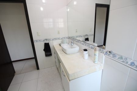 Casa de condomínio à venda com 313m², 5 quartos e 7 vagasQuarto 3 - Banheiro da Suíte