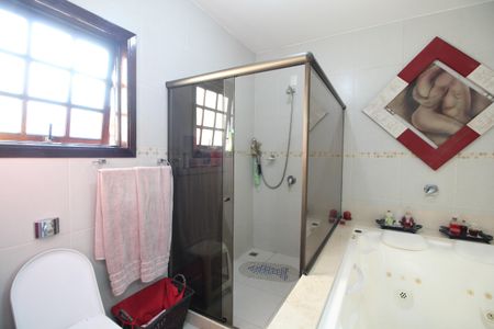 Casa de condomínio à venda com 313m², 5 quartos e 7 vagasQuarto 4 - Banheiro da Suíte