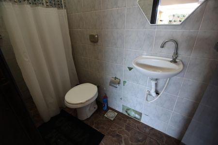 Casa de condomínio à venda com 313m², 5 quartos e 7 vagasBanheiro de Serviço