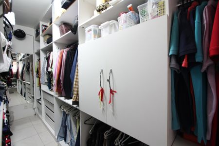 Casa de condomínio à venda com 313m², 5 quartos e 7 vagasQuarto 4 - Closet da Suíte