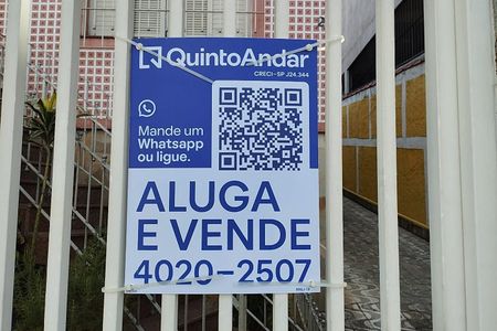 Casa à venda com 173m², 3 quartos e 6 vagas Casa à venda com 173m², 3 quartos e 6 vagasFachada