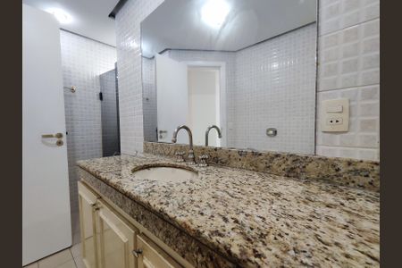 Apartamento à venda com 308m², 3 quartos e 2 vagas Apartamento à venda com 308m², 3 quartos e 2 vagasBanheiro da Suíte
