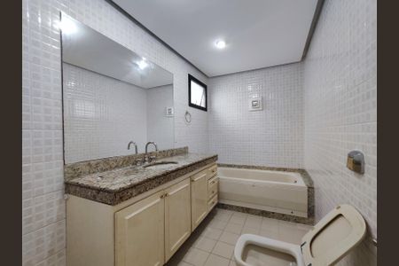 Apartamento à venda com 308m², 3 quartos e 2 vagas Apartamento à venda com 308m², 3 quartos e 2 vagasBanheiro da Suíte