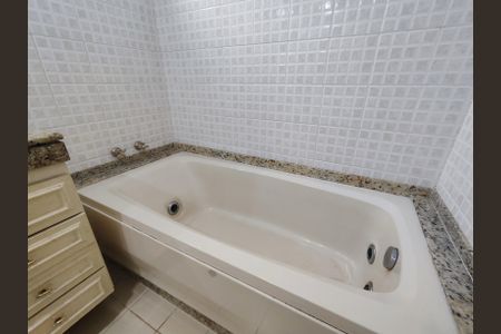 Apartamento à venda com 308m², 3 quartos e 2 vagas Apartamento à venda com 308m², 3 quartos e 2 vagasBanheiro da Suíte