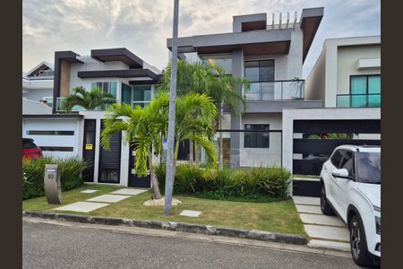 Casa de condomínio à venda com 300m², 4 quartos e 1 vagaFachada