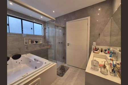 Casa de condomínio à venda com 300m², 4 quartos e 1 vagaBanheiro da Suíte 2