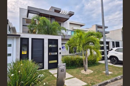 Casa de condomínio à venda com 300m², 4 quartos e 1 vagaFachada