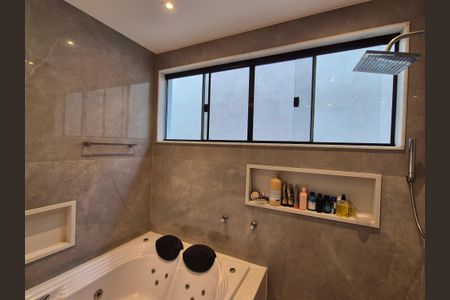 Casa de condomínio à venda com 300m², 4 quartos e 1 vagaBanheiro da Suíte 2