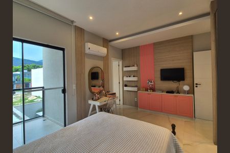 Casa de condomínio à venda com 300m², 4 quartos e 1 vagaSuite 4