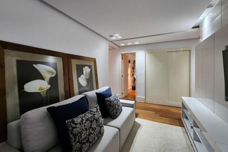 Apartamento à venda com 242m², 4 quartos e 3 vagas Apartamento à venda com 242m², 4 quartos e 3 vagasSala de TV