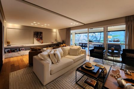 Apartamento à venda com 242m², 4 quartos e 3 vagas Apartamento à venda com 242m², 4 quartos e 3 vagasSala