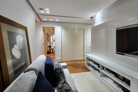 Apartamento à venda com 242m², 4 quartos e 3 vagas Apartamento à venda com 242m², 4 quartos e 3 vagasSala de TV