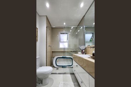 Apartamento à venda com 242m², 4 quartos e 3 vagas Apartamento à venda com 242m², 4 quartos e 3 vagasBanheiro da Suíte 2