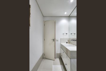 Apartamento à venda com 242m², 4 quartos e 3 vagas Apartamento à venda com 242m², 4 quartos e 3 vagasBanheiro da Suíte 1