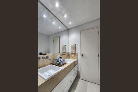 Apartamento à venda com 242m², 4 quartos e 3 vagas Apartamento à venda com 242m², 4 quartos e 3 vagasBanheiro da Suíte 2