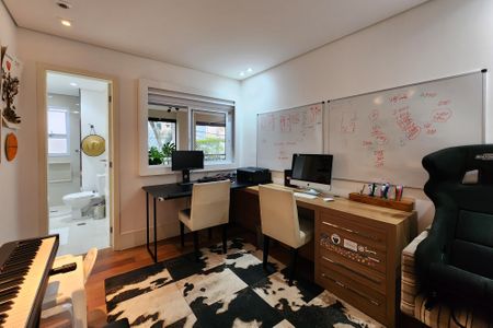 Apartamento à venda com 242m², 4 quartos e 3 vagas Apartamento à venda com 242m², 4 quartos e 3 vagasSuíte 1