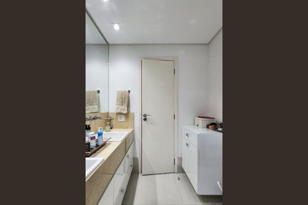 Apartamento à venda com 242m², 4 quartos e 3 vagas Apartamento à venda com 242m², 4 quartos e 3 vagasBanheiro da Suíte 2