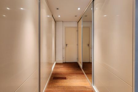 Apartamento à venda com 242m², 4 quartos e 3 vagas Apartamento à venda com 242m², 4 quartos e 3 vagasSuíte 2