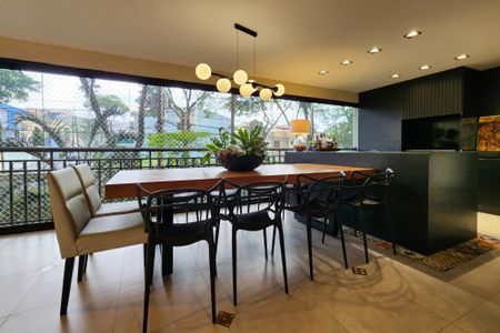 Apartamento à venda com 242m², 4 quartos e 3 vagas Apartamento à venda com 242m², 4 quartos e 3 vagasVaranda Gourmet