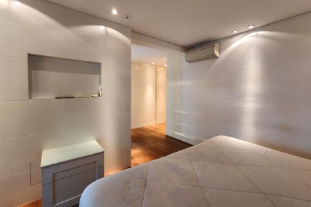 Apartamento à venda com 242m², 4 quartos e 3 vagas Apartamento à venda com 242m², 4 quartos e 3 vagasSuíte 2