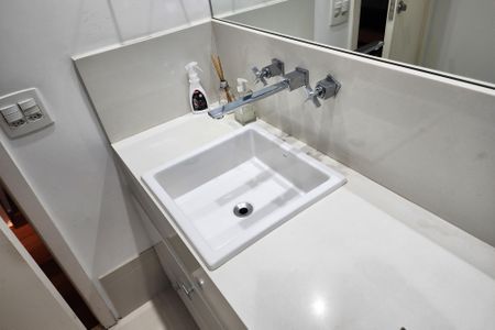 Apartamento à venda com 242m², 4 quartos e 3 vagas Apartamento à venda com 242m², 4 quartos e 3 vagasBanheiro da Suíte 1