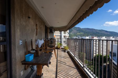 Apartamento à venda com 225m², 5 quartos e 4 vagasSala Varanda