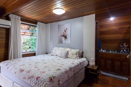 Casa de condomínio à venda com 200m², 3 quartos e 5 vagas Casa de condomínio à venda com 200m², 3 quartos e 5 vagasSuíte
