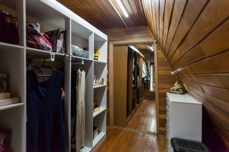 Casa de condomínio à venda com 200m², 3 quartos e 5 vagas Casa de condomínio à venda com 200m², 3 quartos e 5 vagasCloset da Suíte