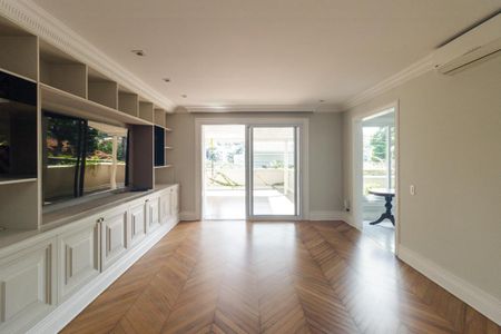 Casa à venda com 520m², 4 quartos e 4 vagas Casa à venda com 520m², 4 quartos e 4 vagasSala