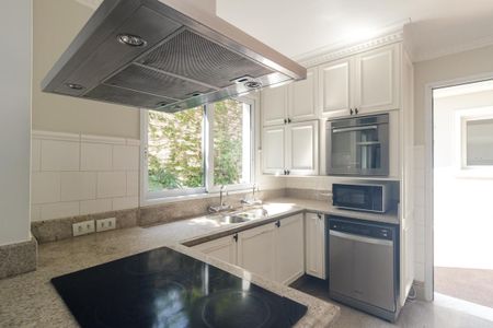 Casa à venda com 520m², 4 quartos e 4 vagas Casa à venda com 520m², 4 quartos e 4 vagasCozinha