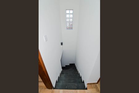 Casa à venda com 94m², 2 quartos e 2 vagas Casa à venda com 94m², 2 quartos e 2 vagasEscada