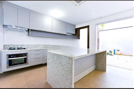 Casa à venda com 370m², 3 quartos e 2 vagas