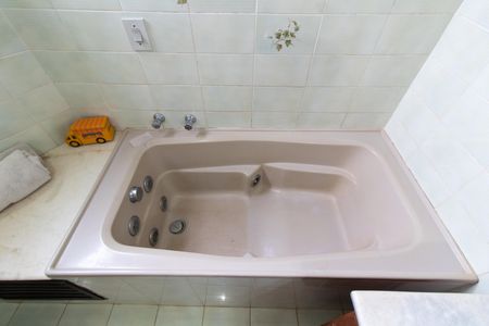 Casa de condomínio à venda com 230m², 3 quartos e 4 vagas Casa de condomínio à venda com 230m², 3 quartos e 4 vagasBanheiro da Suíte