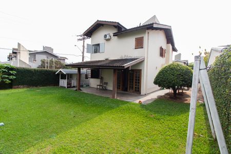 Casa de condomínio à venda com 230m², 3 quartos e 4 vagas Casa de condomínio à venda com 230m², 3 quartos e 4 vagasÁrea Externa