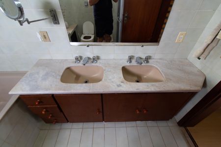 Casa de condomínio à venda com 230m², 3 quartos e 4 vagas Casa de condomínio à venda com 230m², 3 quartos e 4 vagasBanheiro da Suíte