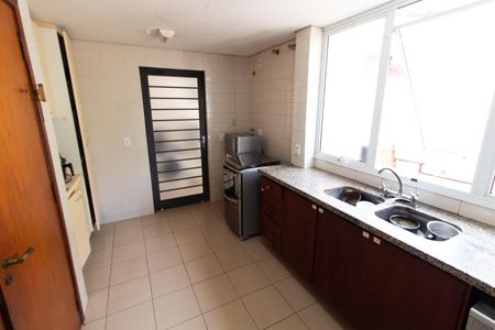 Casa de condomínio à venda com 230m², 3 quartos e 4 vagas Casa de condomínio à venda com 230m², 3 quartos e 4 vagasCozinha