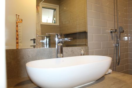 Casa de condomínio para alugar com 1000m², 4 quartos e 6 vagasBanheiro da Suíte 1