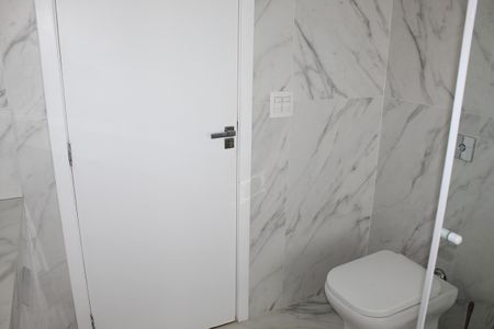 Casa de condomínio para alugar com 1000m², 4 quartos e 6 vagasBanheiro da Suíte 2