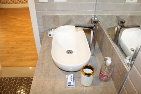 Casa de condomínio para alugar com 1000m², 4 quartos e 6 vagasBanheiro da Suíte 1