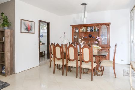 Casa à venda com 342m², 4 quartos e 8 vagasSala