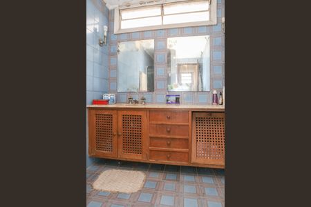 Casa à venda com 342m², 4 quartos e 8 vagasBanheiro da Suíte