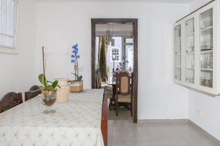 Casa à venda com 342m², 4 quartos e 8 vagasSala