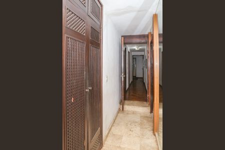 Casa à venda com 342m², 4 quartos e 8 vagasCorredor