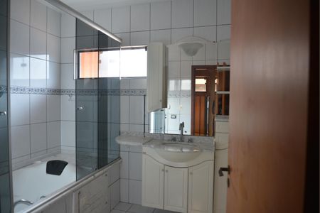 Casa à venda com 236m², 3 quartos e 6 vagasBanheiro da Suíte