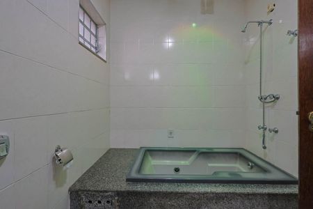 Casa à venda com 208m², 3 quartos e 2 vagasBanheiro