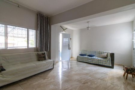 Casa à venda com 250m², 3 quartos e 2 vagas Casa à venda com 250m², 3 quartos e 2 vagasSala