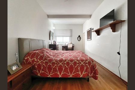 Casa à venda com 503m², 4 quartos e 3 vagas Casa à venda com 503m², 4 quartos e 3 vagasQuarto 4