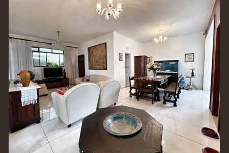 Casa à venda com 503m², 4 quartos e 3 vagas Casa à venda com 503m², 4 quartos e 3 vagasSala