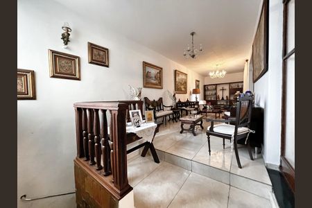 Casa à venda com 503m², 4 quartos e 3 vagas Casa à venda com 503m², 4 quartos e 3 vagasSala