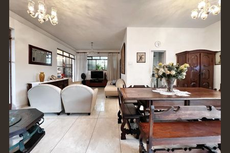 Casa à venda com 503m², 4 quartos e 3 vagas Casa à venda com 503m², 4 quartos e 3 vagasSala